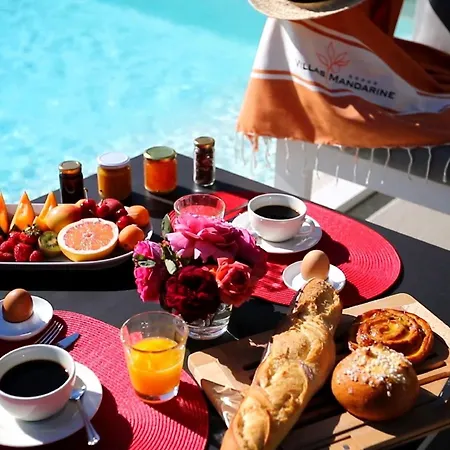 Mit 6 Schlafzimmern- Privatem Pool Garten Und Parkplatz By Interhome